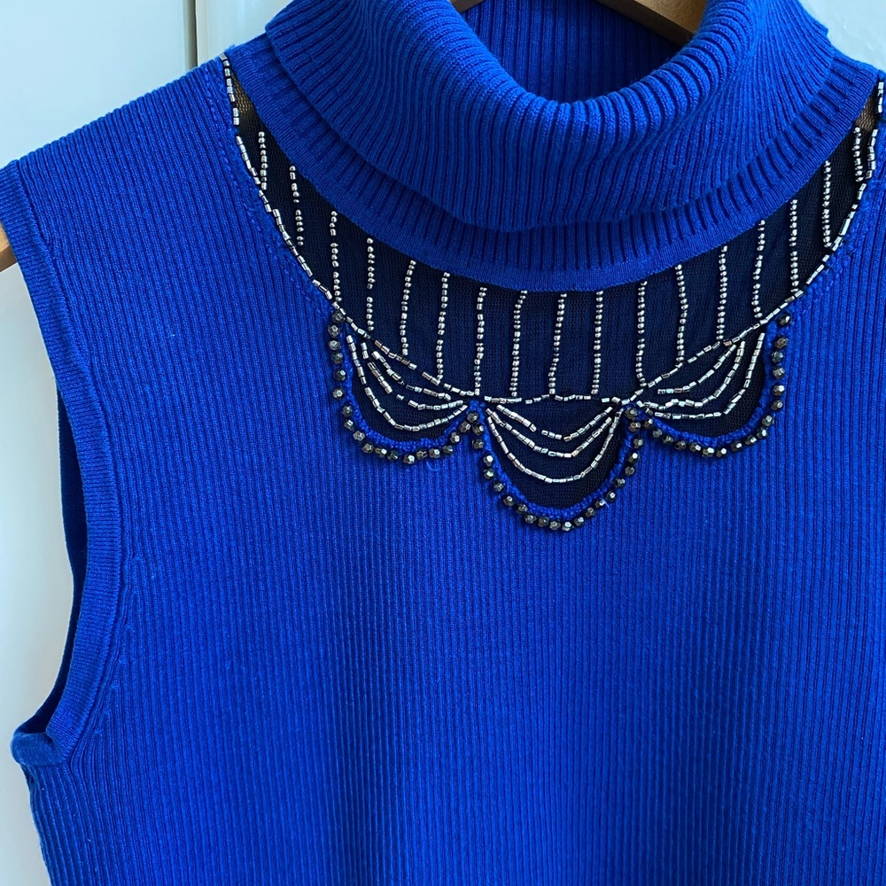 Sleeveless turtleneck with neckline detail